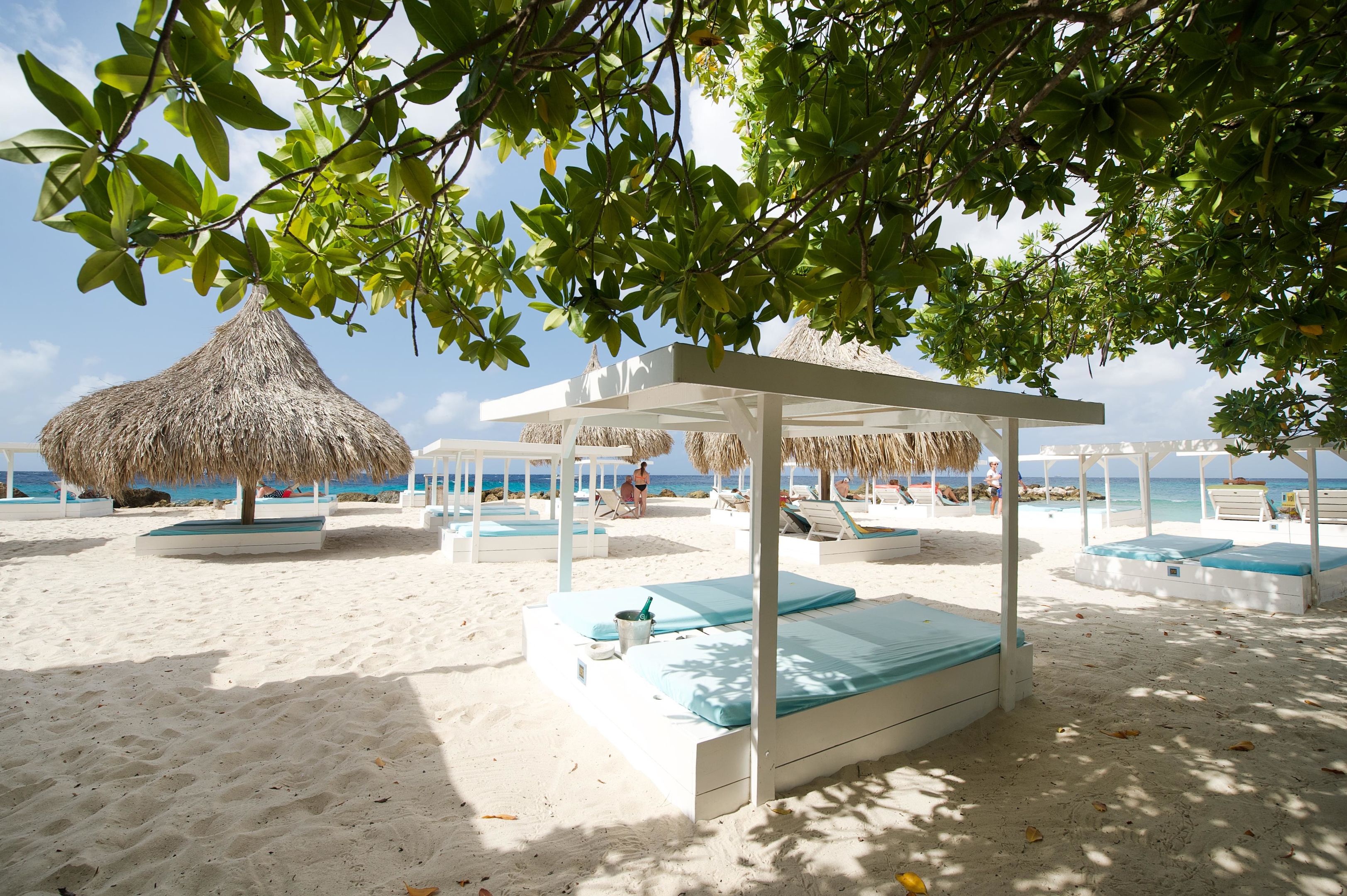 Luxe strandbedjes op een parelwit tropisch strand